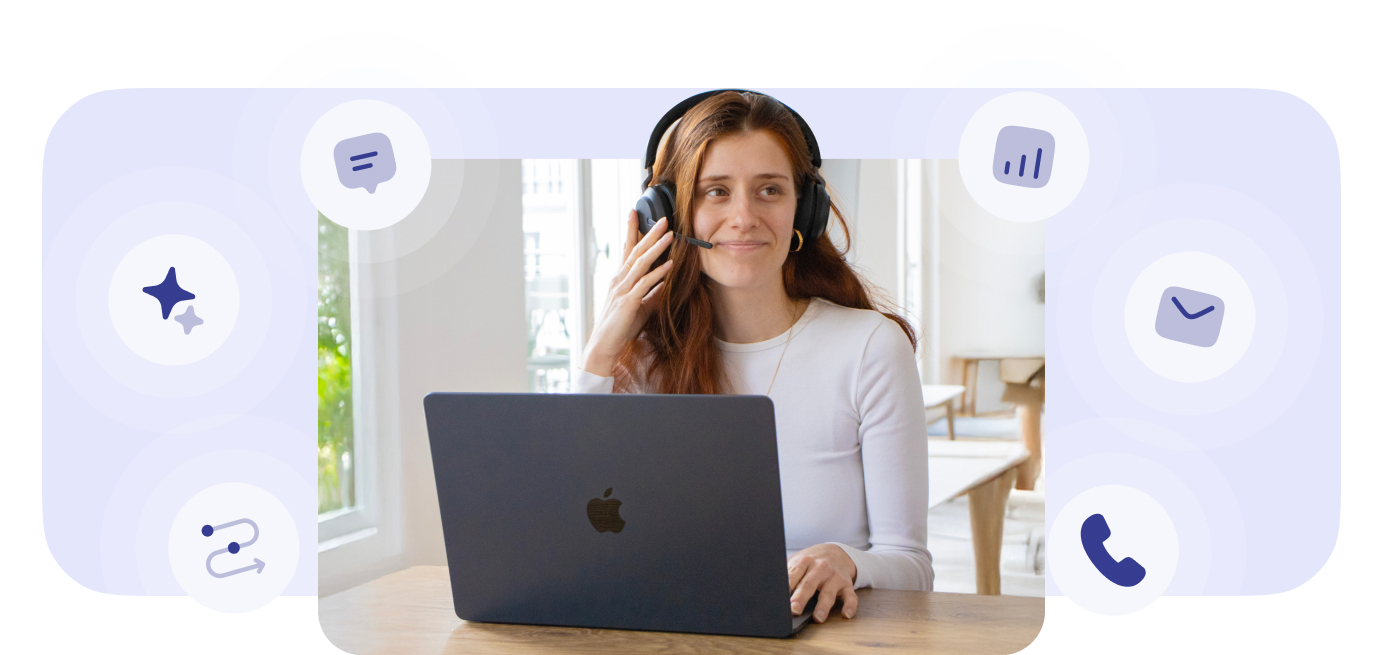 Agent de centre de contact, profitant d'une solution de téléphonie intelligente pour gérer les pics d'appels.