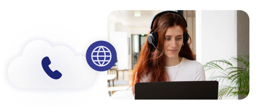 Eine Call Center Agentin arbeitet am Laptop über eine VoIP Telefonanlage.
